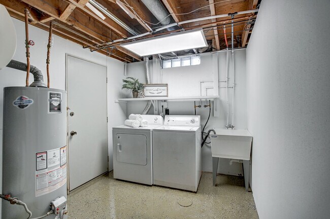 Building Photo - 4686 Capitol View Rd