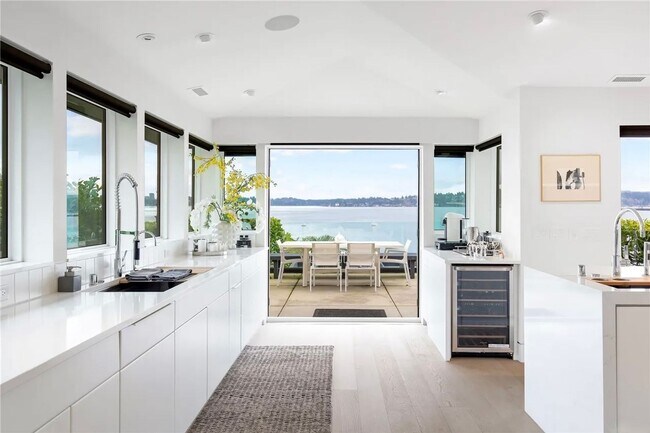 Building Photo - Leschi Waterfront Home