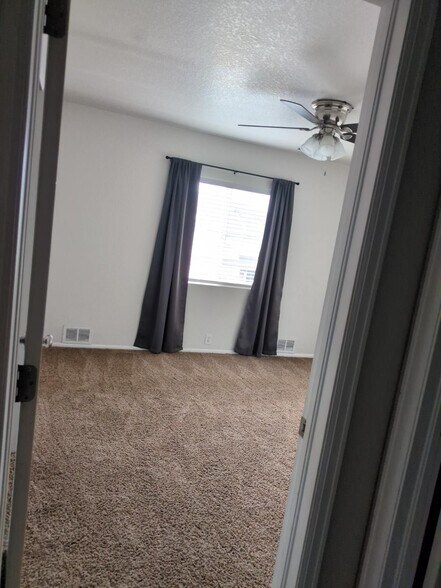 Building Photo - 215 Blue Bonnet Dr