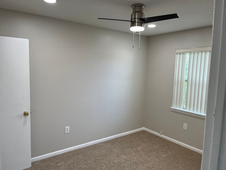 Building Photo - 18 Twisted Oak Trl