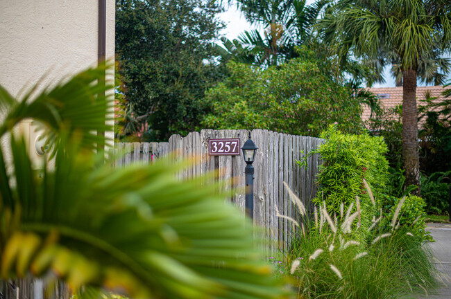 Building Photo - 3257 River Villa Way