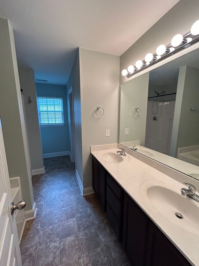 Building Photo - 3 Bedroom 2 Bath