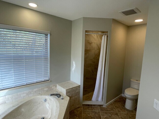 Building Photo - 242 Snyder Dr