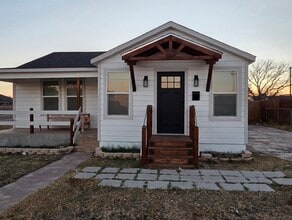 Building Photo - 2001 N Lincoln Ave