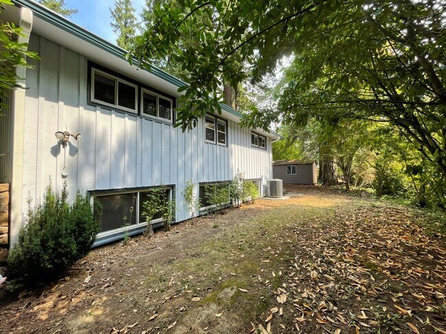 Building Photo - Lovely Lake Oswego Home with Attached Gara...
