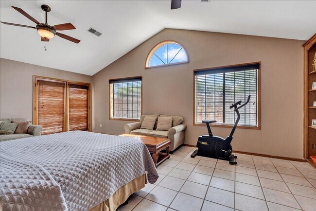 Building Photo - This home is loaded with upgrades and space in North Hanford.  Call today!