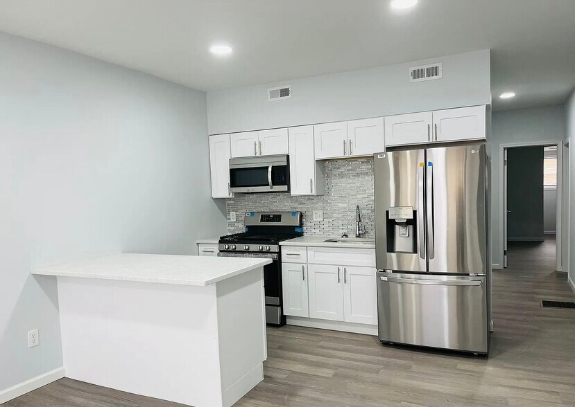 Building Photo - 1806 67th Ave