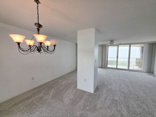 Building Photo - Beautiful Annual 7th floor Condo with Stunning Ocean Views 3/2