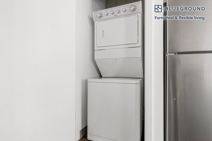 Building Photo - 215 W Lake St