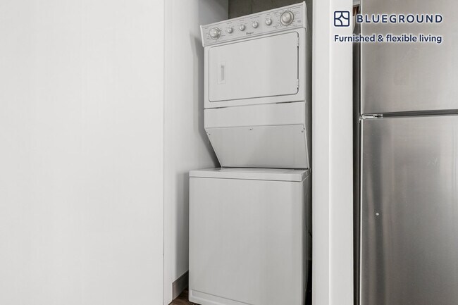 Building Photo - 215 W Lake St