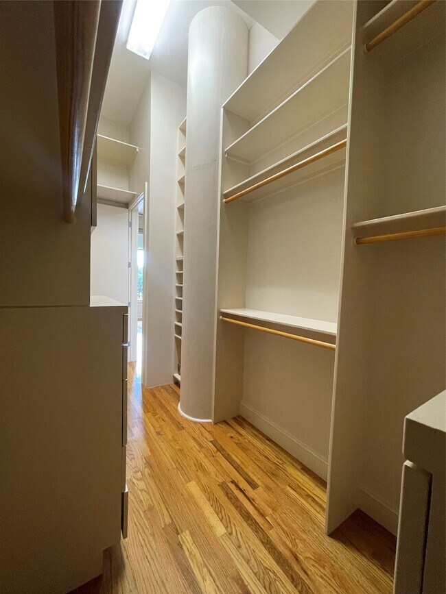 Building Photo - 5005 Hidalgo St