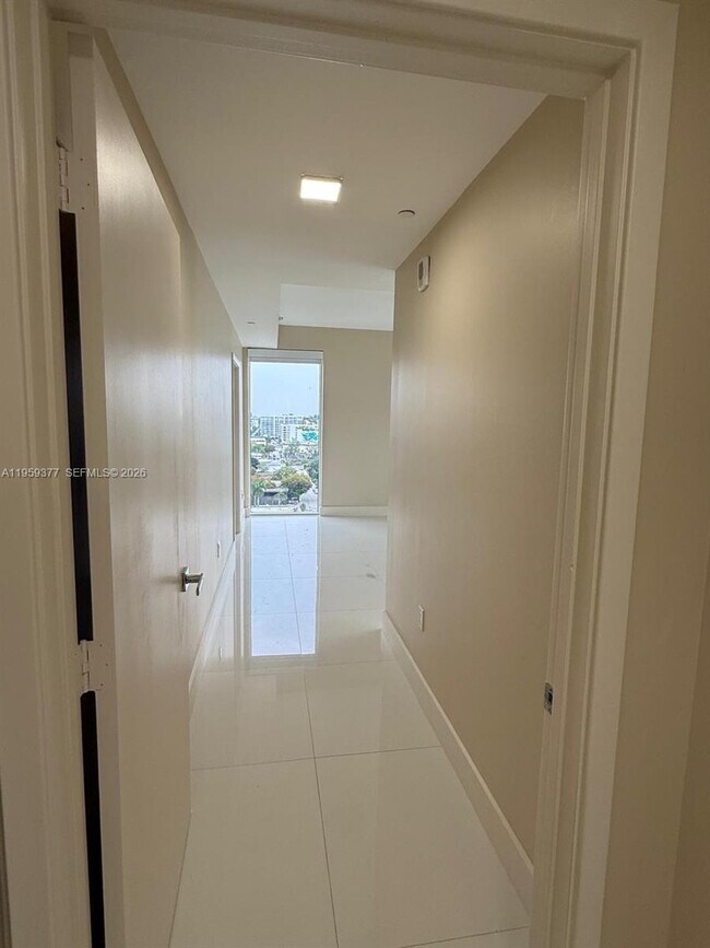 Building Photo - 600 NE 27th St