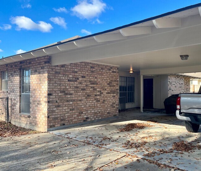 Building Photo - Great location! — Bluebonnet, Jefferson, and I-10 Area.