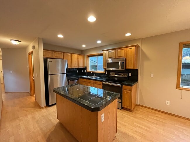 Building Photo - Brentwood Park Home - 3 Bedrooms, 2 baths 1,506 sq. ft.