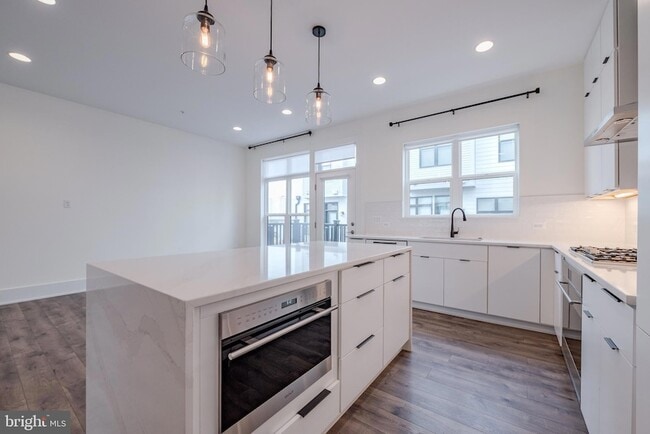 Building Photo - 11382 Emerald Park Rd