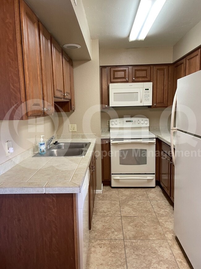 Building Photo - 1810 E Blacklidge Dr