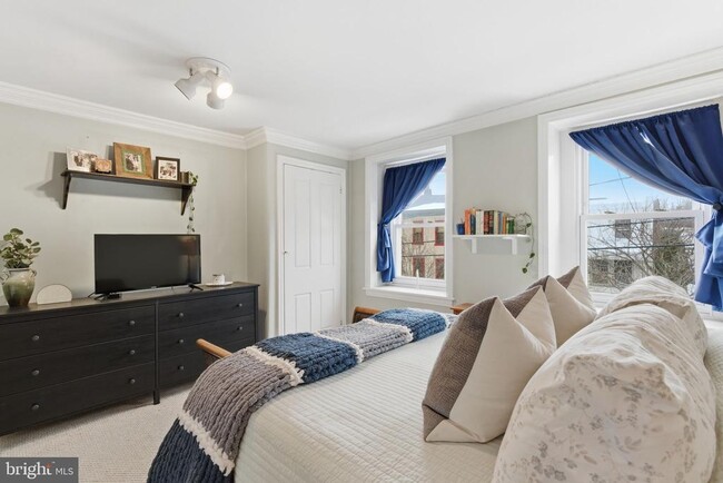 Building Photo - 405 Leverington Ave