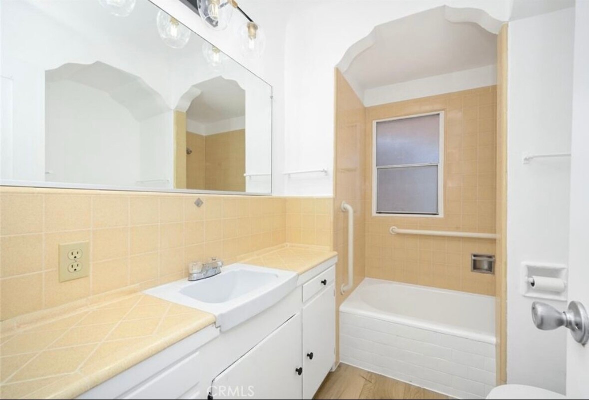 Building Photo - 974 W 13th St