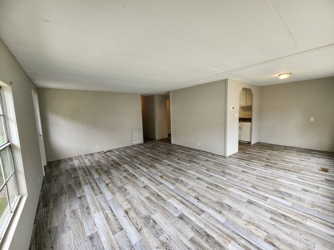 Building Photo - 654 SE 128th Ave