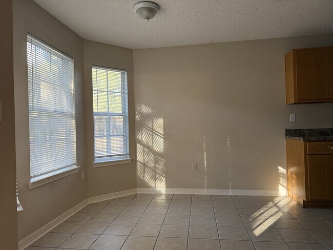 Building Photo - 192 Mary Ln