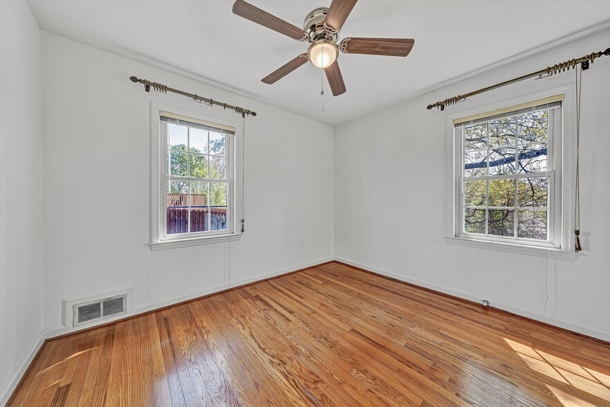 Building Photo - 2779 Derwent Dr SW