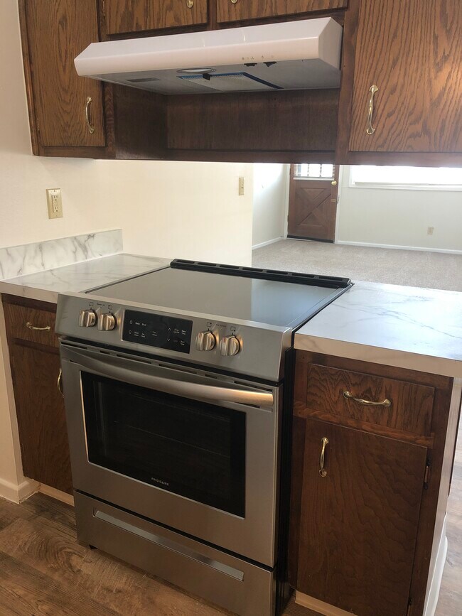 Building Photo - 2013 NW Hickory Ln