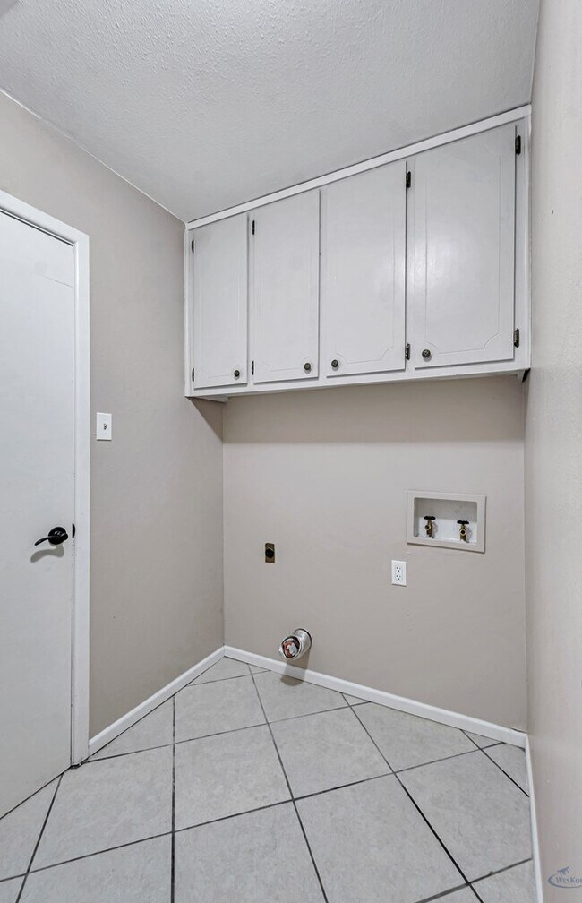 Building Photo - 1800 W 23rd St