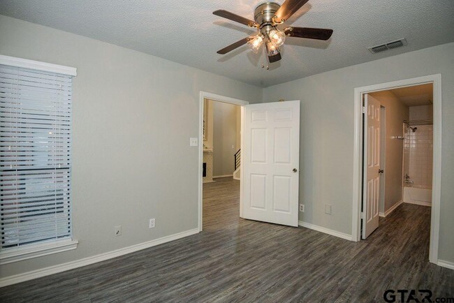 Building Photo - 5911 Hollytree Dr