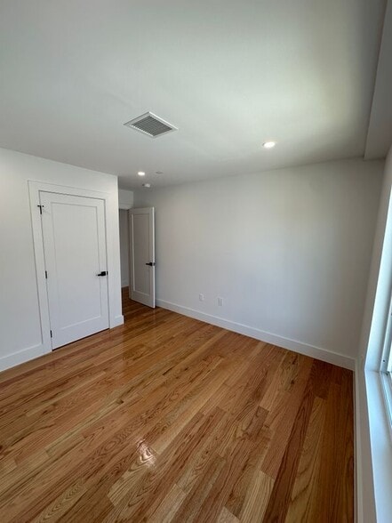 Building Photo - 2215 Seymour Ave
