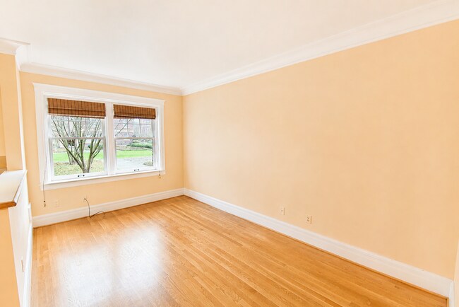 Building Photo - 120 W Highland Dr