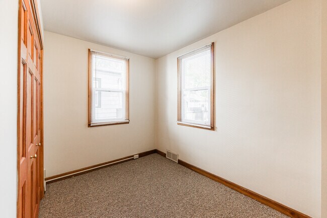 Building Photo - 512 N 6th St