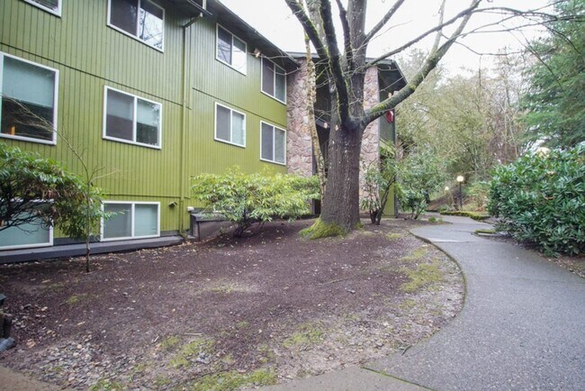 Building Photo - Get $500 OFF! Top Floor 2-Bed in Multnomah Village Ready Now!