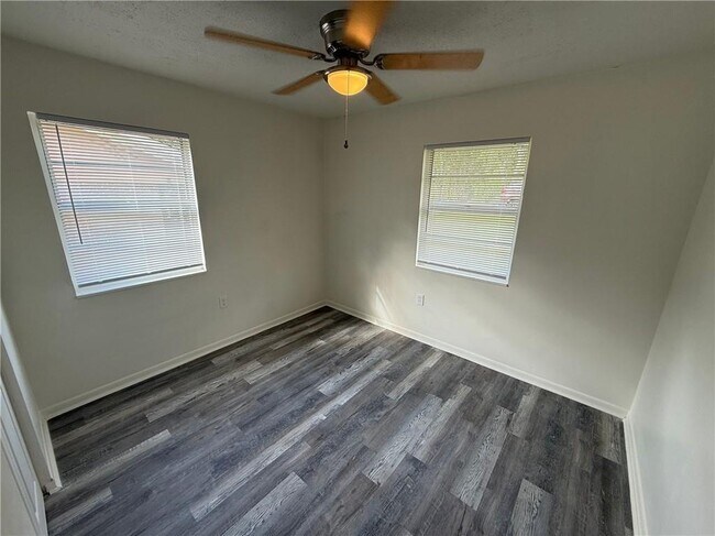 Building Photo - 4009 Ester Dr SW
