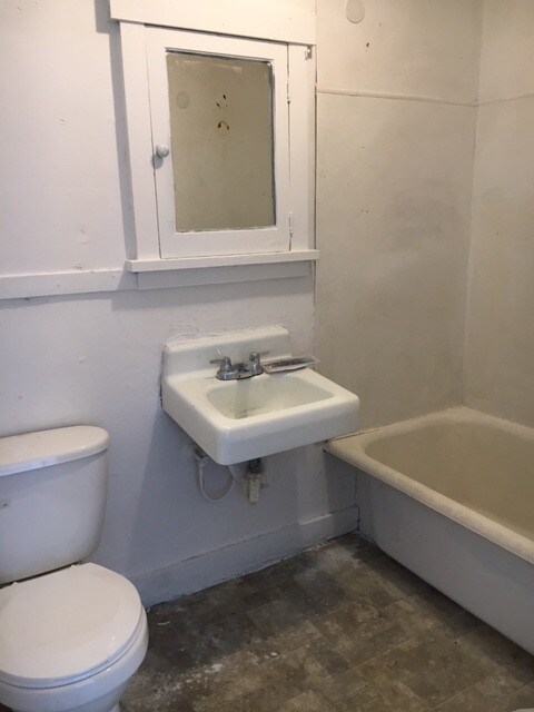 Building Photo - 376 N Elm St