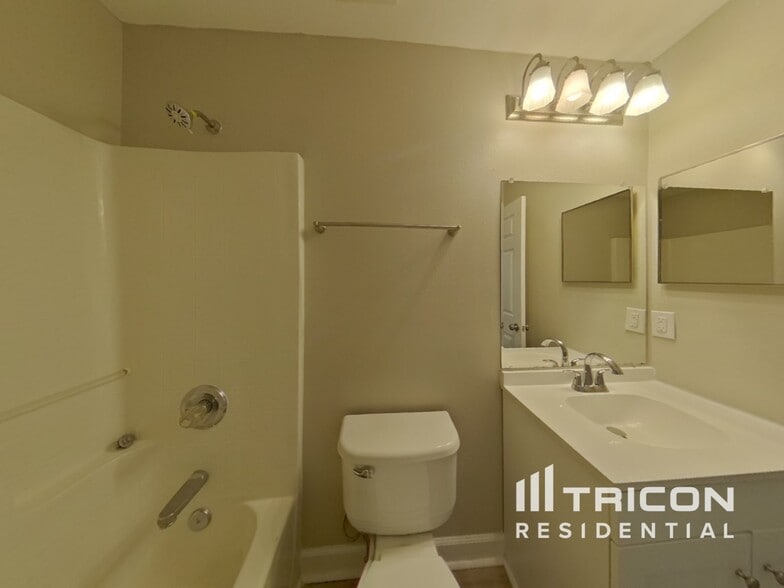 Building Photo - 1656 Dartmouth Dr