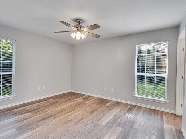 Building Photo - 326 S Bell Dr