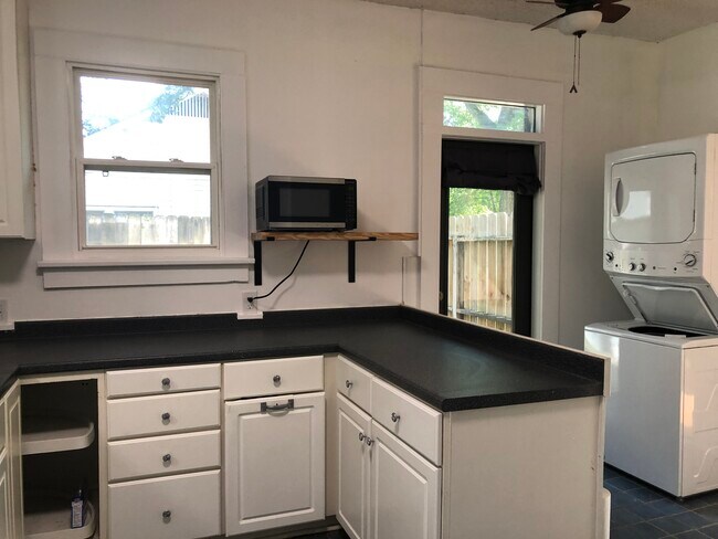 Building Photo - 1104 Hogan St