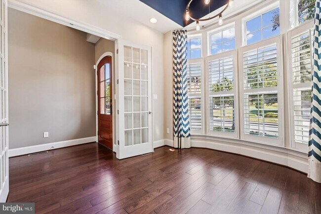 Building Photo - 448 Salk Cir