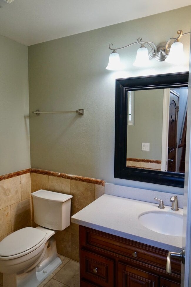 Building Photo - Modern House Near Downtown