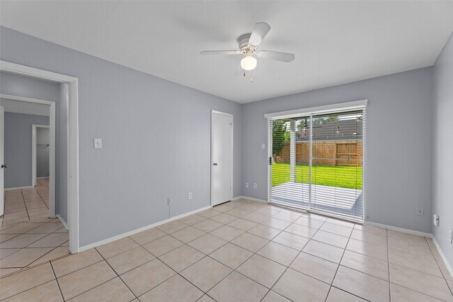 Building Photo - 11111 Midhurst Dr