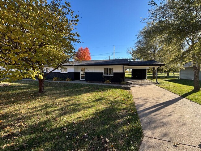 Building Photo - 2 Bedroom Duplex in Council Bluffs – Updat...