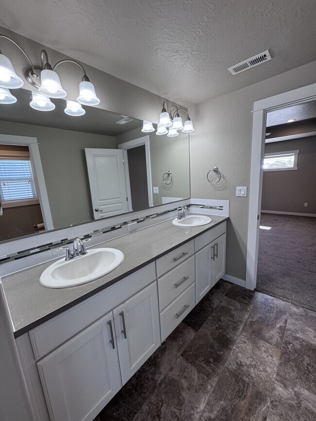 Building Photo - 9543 W Goldenpond Ct