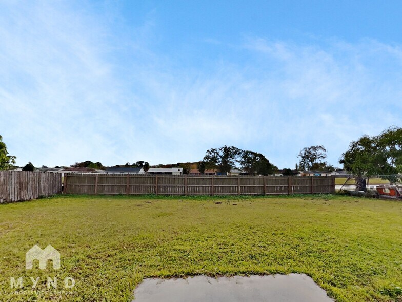 Building Photo - 628 Royal Palm Dr