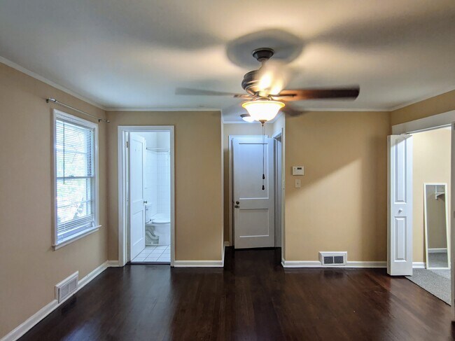 Building Photo - Charming 1 Bedroom Duplex in Buckhead!