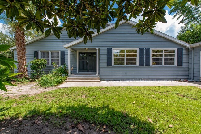 Primary Photo - Updated 3/2 House with Bonus Room in Lake ...