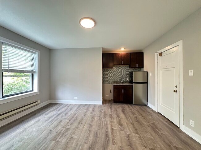 Building Photo - 4551 N Damen Ave