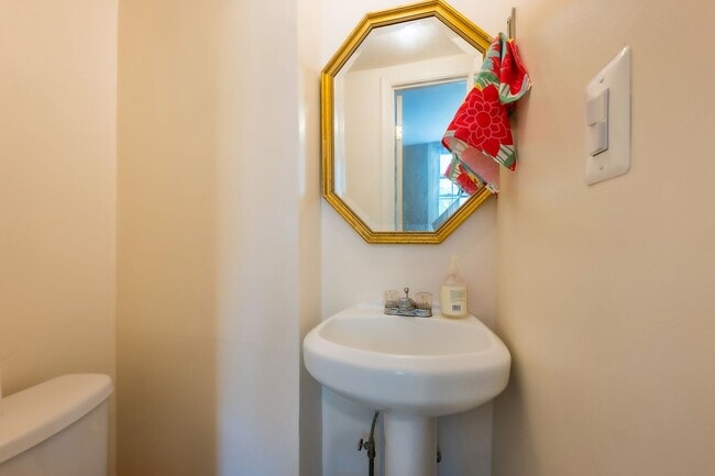 Building Photo - NW Rowhouse Near Georgetown University & Hospital Available Early August