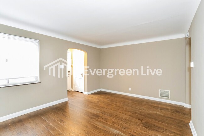 Building Photo - 5104 Lillian Dr