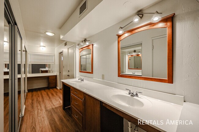 Building Photo - 4824 N Woodmere Fairway