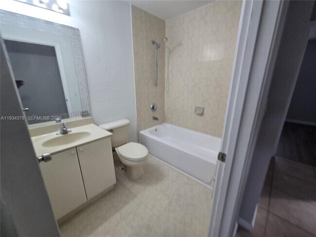 Building Photo - 1410 SE 24th Ct